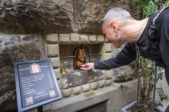 Wine windows, legends and secret corners of Florence evening tour