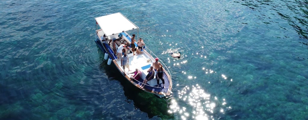 Crociera nella baia di Taormina con degustazione di vini e liquori in Sicilia