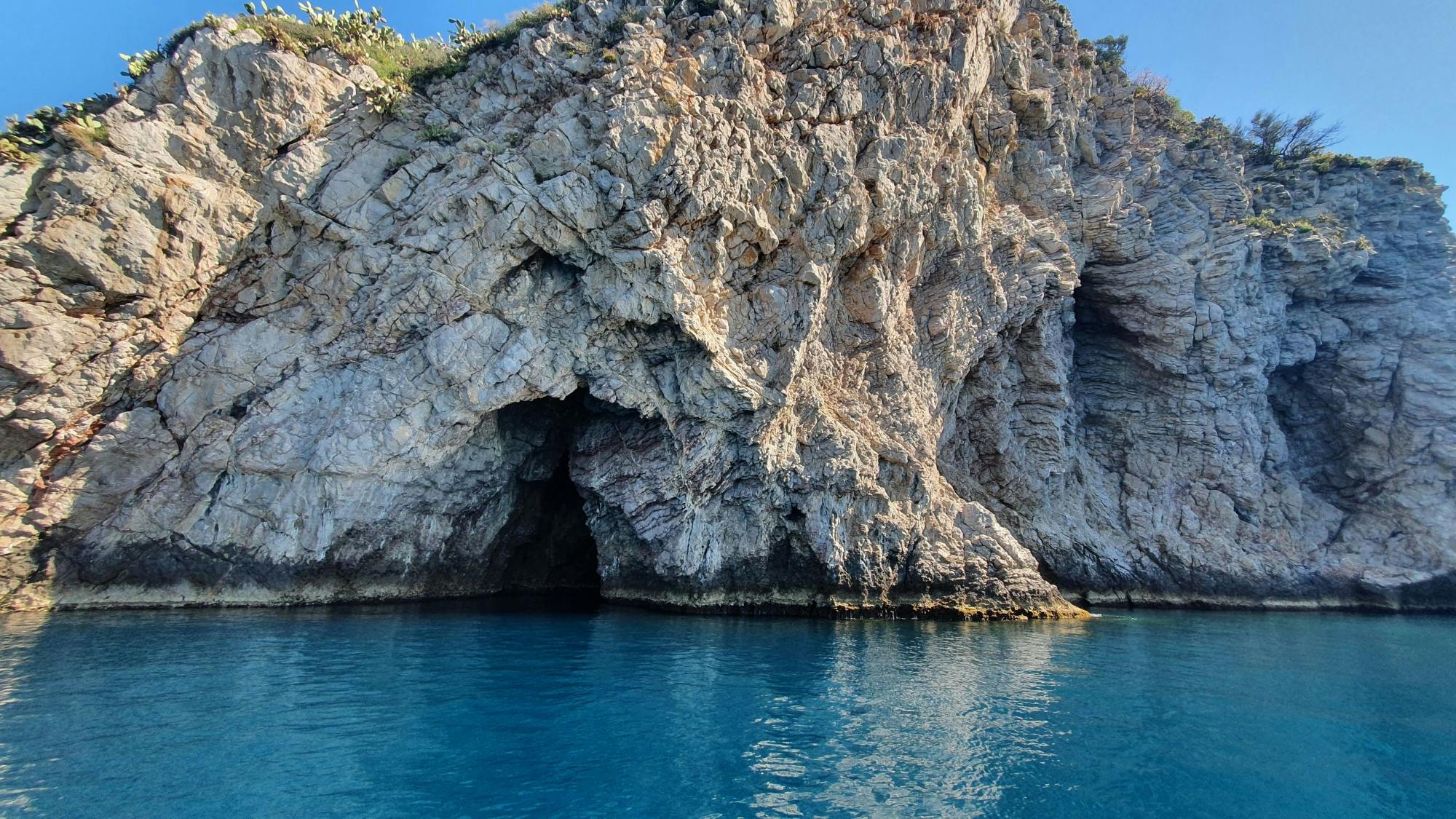 Taormina Bay cruise with wine and liqueur-tasting in Sicily