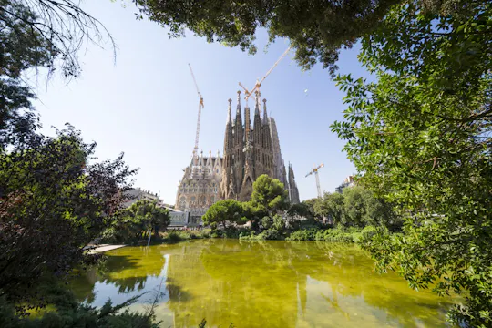 Schnelleinlass: Führung durch die Sagrada Familia und den Park Güell mit Transfer
