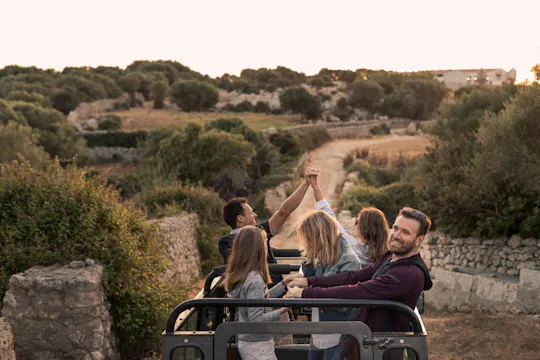 Besichtigung von Menorca bei Sonnenuntergang mit lokalen Knabbereien