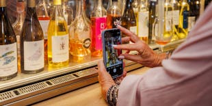 Degustação de três vinhos diferentes do dispensador