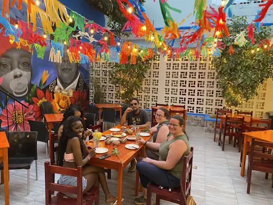 Tour guidato dei tacos a Cancún con degustazione di tequila e dessert