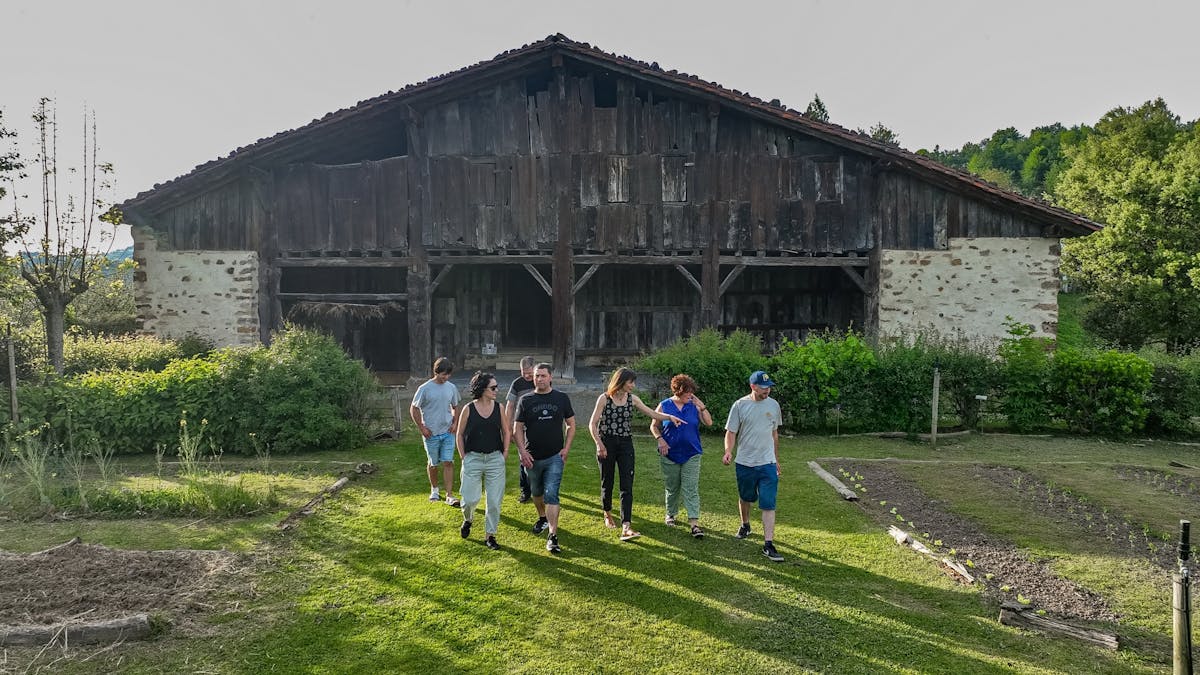 Visita in piccolo gruppo alla fattoria tradizionale basca e alla cantina del sidro con pranzo