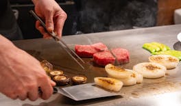 Recorrido gastronómico y de sake en Kobe con degustación de teppanyaki