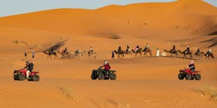 Esperienza nel deserto di Agafay con cena, giro in cammello e quad