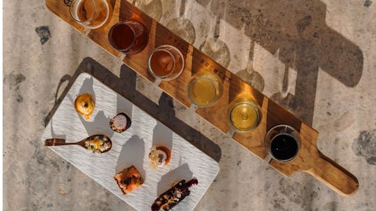 Esperienza di degustazione di birra privata del birrificio Ftelos a Santorini