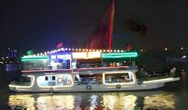 Cruzeiro noturno pelo rio Han em Da Nang