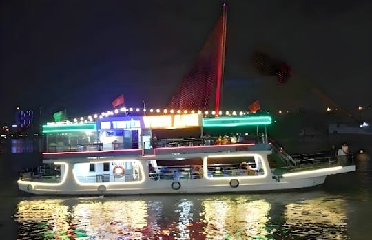 Cruzeiro noturno pelo rio Han em Da Nang