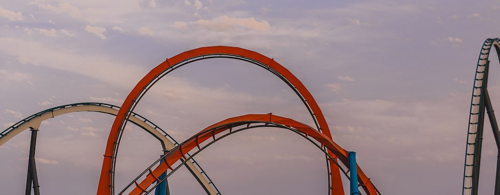 Caribe Aquatic Park bei Tag und PortAventura Park bei Nacht – 1-Tages-Kombi