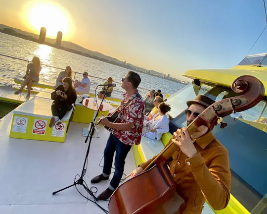 Giro in barca a vela di Barcellona al tramonto su un ecocatamarano