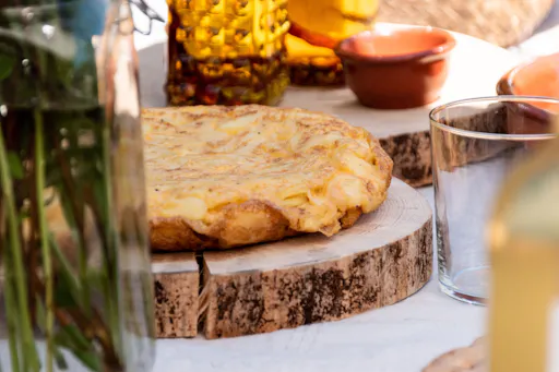 Paella-cooking workshop and tapas in Ibiza with lunch and wine