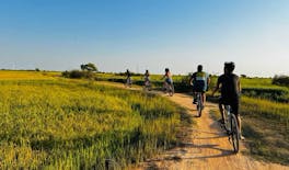 Siem Reap: Radtour durch die Landschaft bei Sonnenuntergang