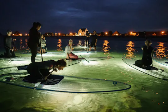 Passeio noturno de SUP com vidro iluminado em Kiel e arredores