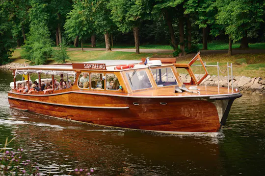 Geführte Tour durch den Stockholmer Schärengarten mit einem klassischen Holzboot