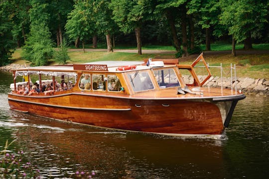 Guided tour of the Stockholm archipelago by classic wooden boat