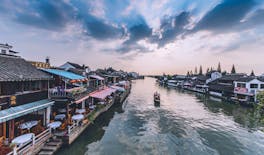 Recorrido privado por la ciudad de Shanghái y el pueblo acuático de Zhujiajiao con almuerzo