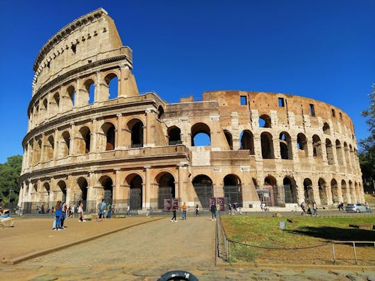 Engaging family tour of the Colosseum and Roman Forum
