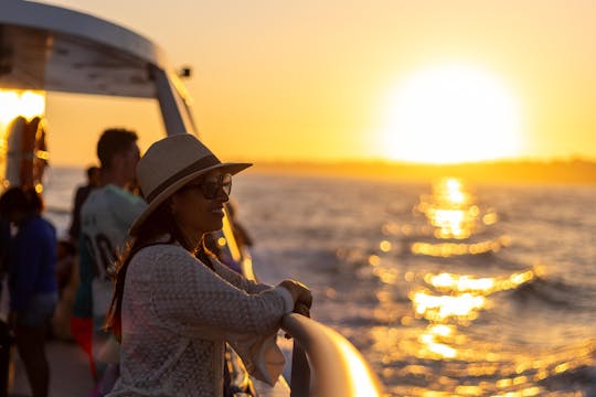 Passeio de catamarã ao pôr do sol com DJ ou guitarrista ao vivo em Vilamoura