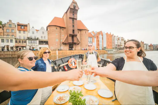 Crucero culinario con degustación de pierogi por el río Moldava