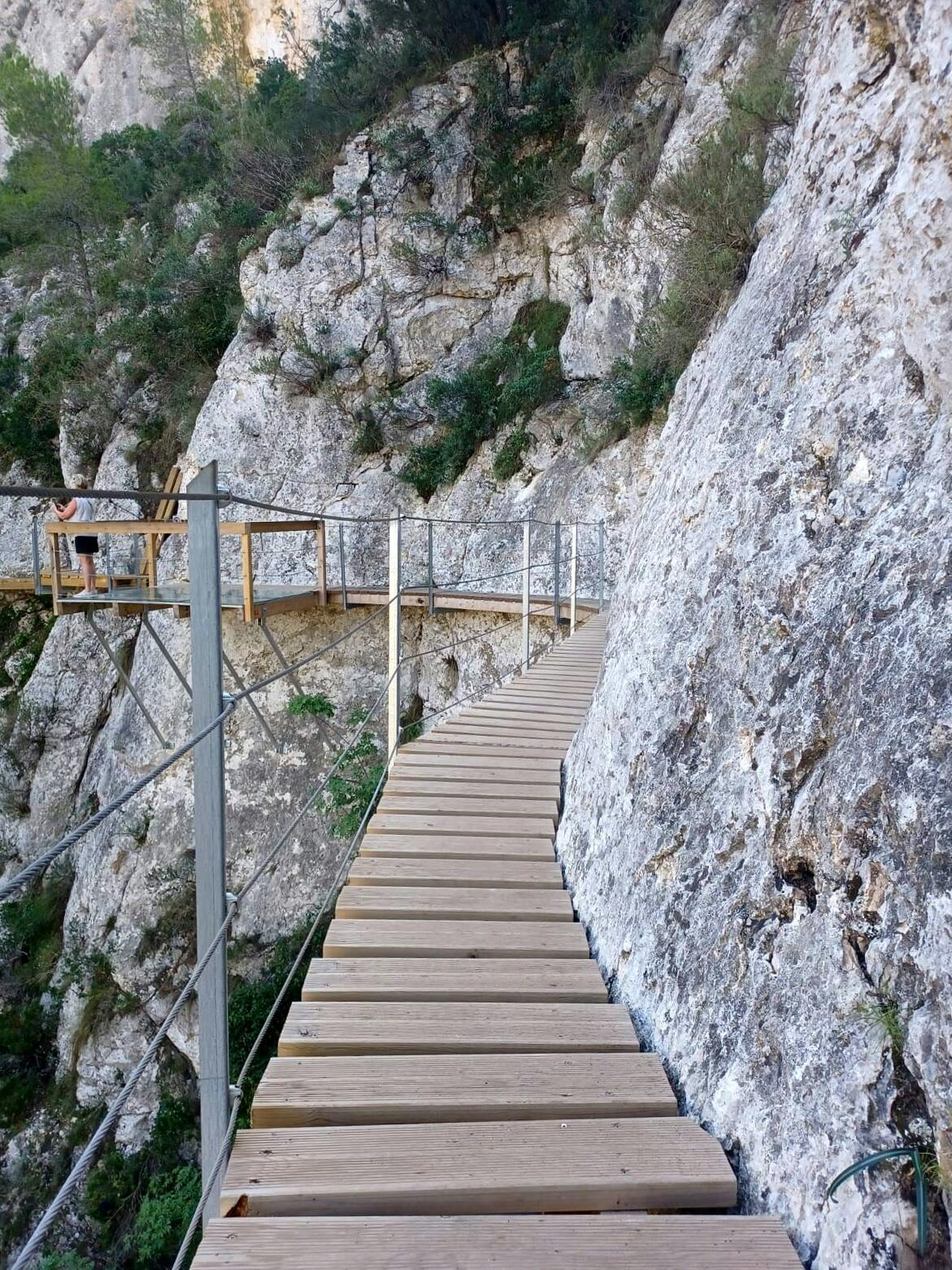 Half-day guided tour to Relleu with hike and museum visit