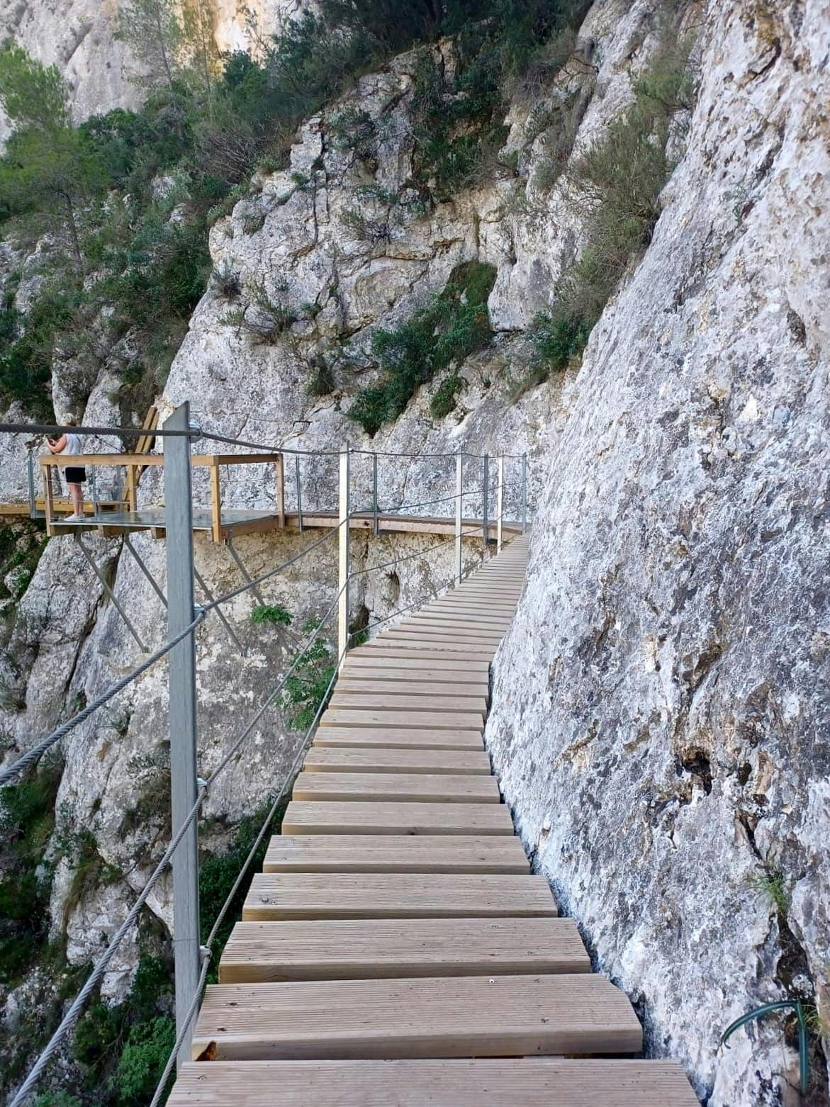 Half-day guided tour to Relleu with hike and museum visit