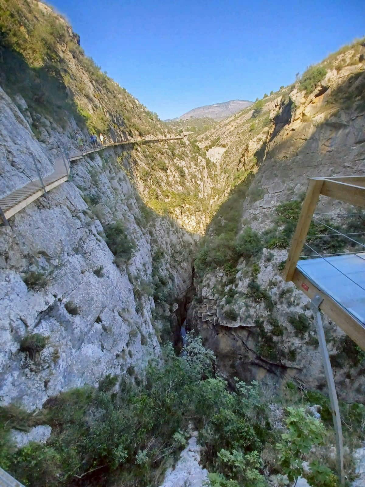 Half-day guided tour to Relleu with hike and museum visit