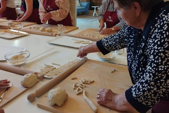 Lezione di pasta tradizionale presso una storica masseria di Martano