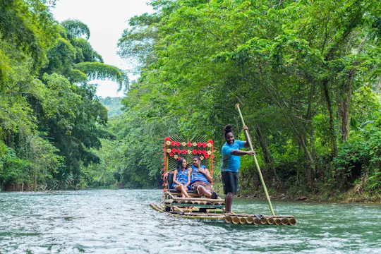 Bambus-Rafting oder River Tubing im Chukka Village auf Jamaika