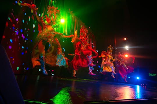 Experiencia nocturna de cocina peruana y bailes tradicionales en Lima