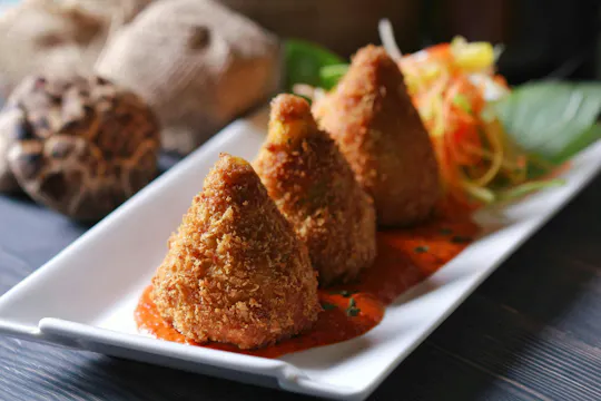 Wine and arancini tasting experience in Piazza Armerina