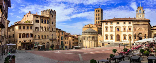 Recorrido panorámico en minibús eléctrico por Arezzo con entradas al museo