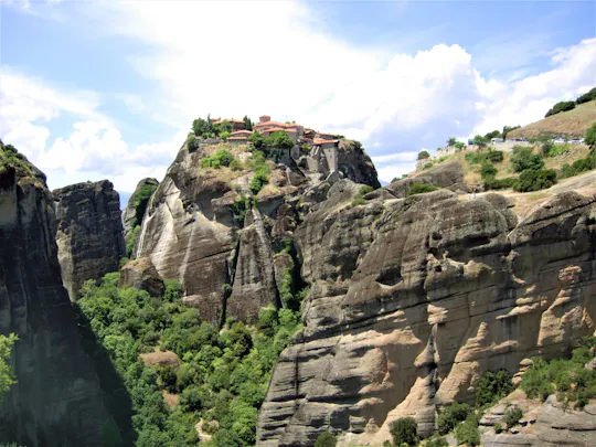 Visita a los monasterios de Meteora con almuerzo tradicional griego