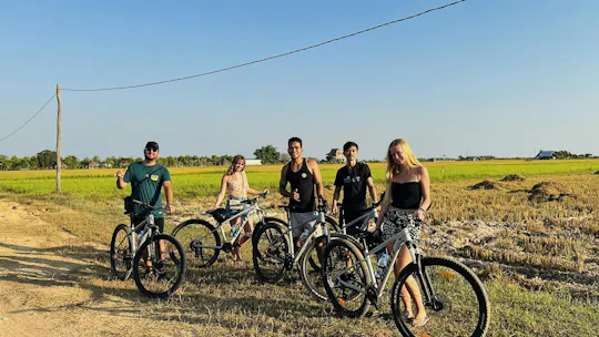 Passeio de bicicleta ao pôr do sol no interior de Siem Reap
