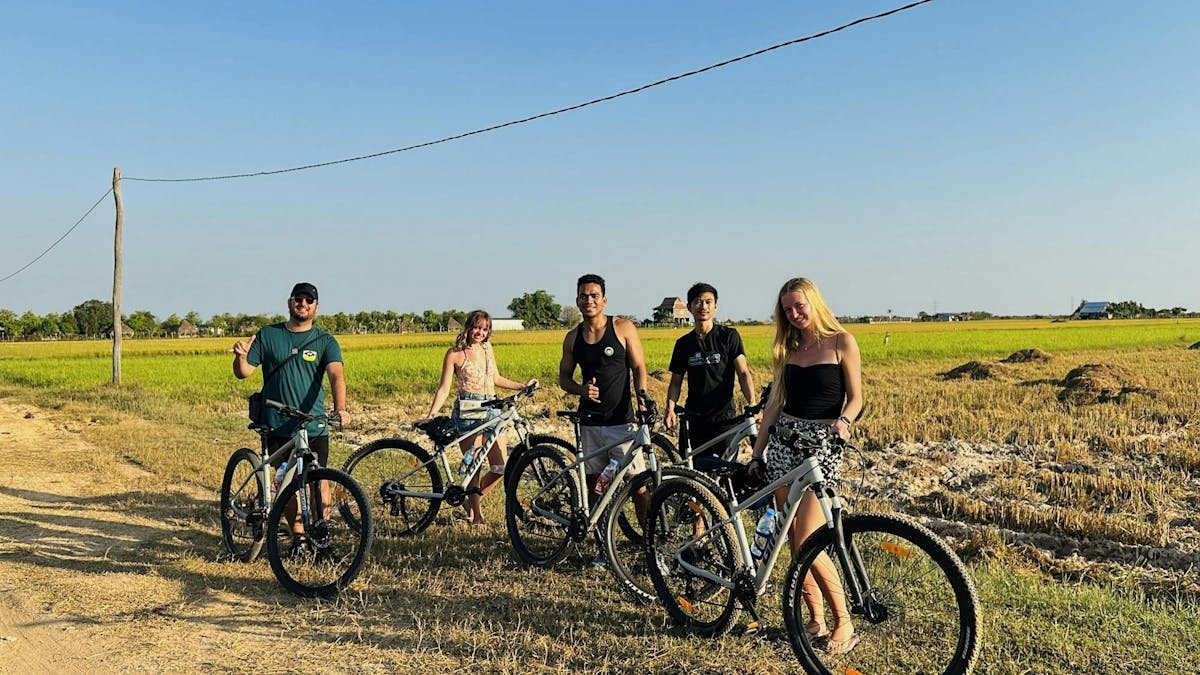 Fietstocht door het platteland bij zonsondergang in Siem Reap