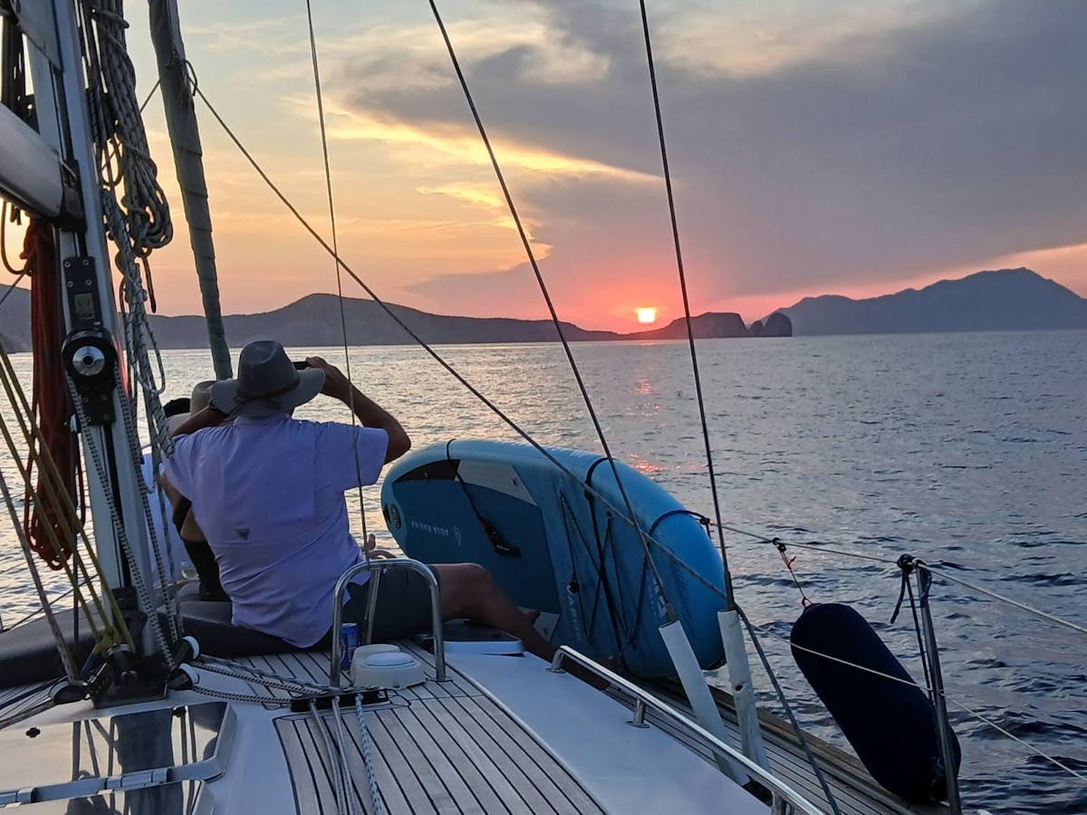 Twee uur privé boottocht bij zonsondergang in Milos