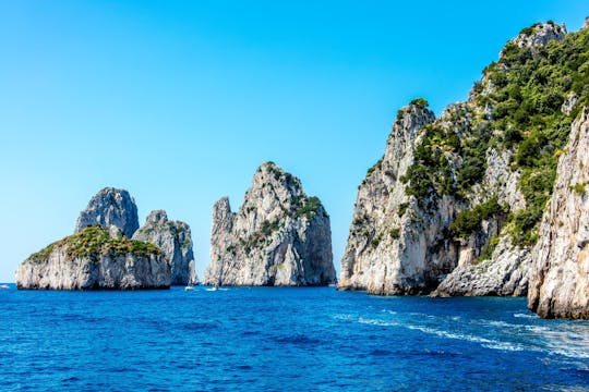 Cruzeiro de barco pequeno de dia inteiro em Capri
