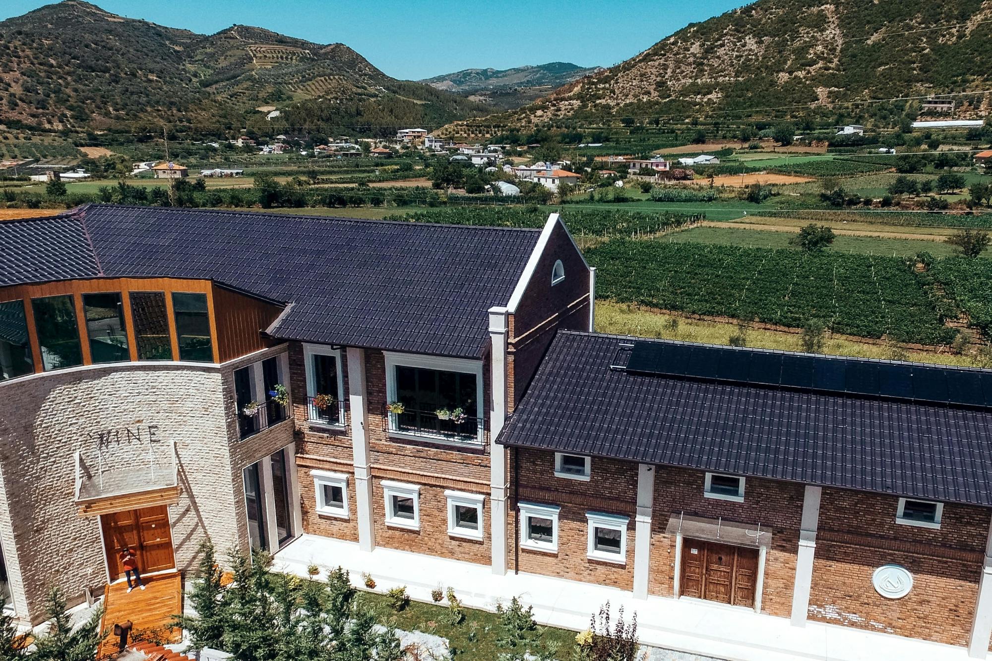 City of a Thousand Windows and wine-tasting tour