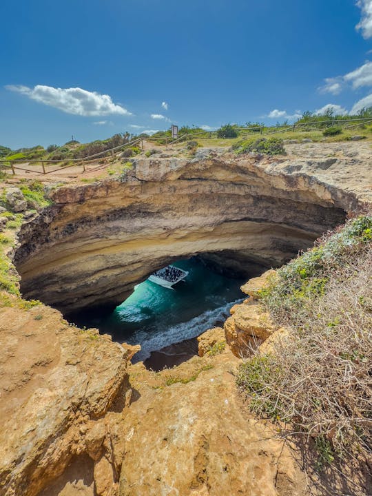 Passeio de catamarã à descoberta da Gruta de Benagil a partir da Marina de Vilamoura