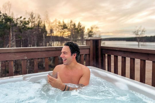 Finse sauna en buitenjacuzzi-ervaring met diner bij het vuur