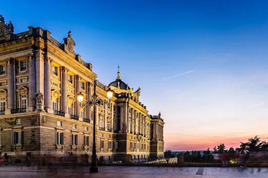 Rondleiding in kleine groepen door het Koninklijk Paleis van Madrid en het Koninklijk Wapenhuis