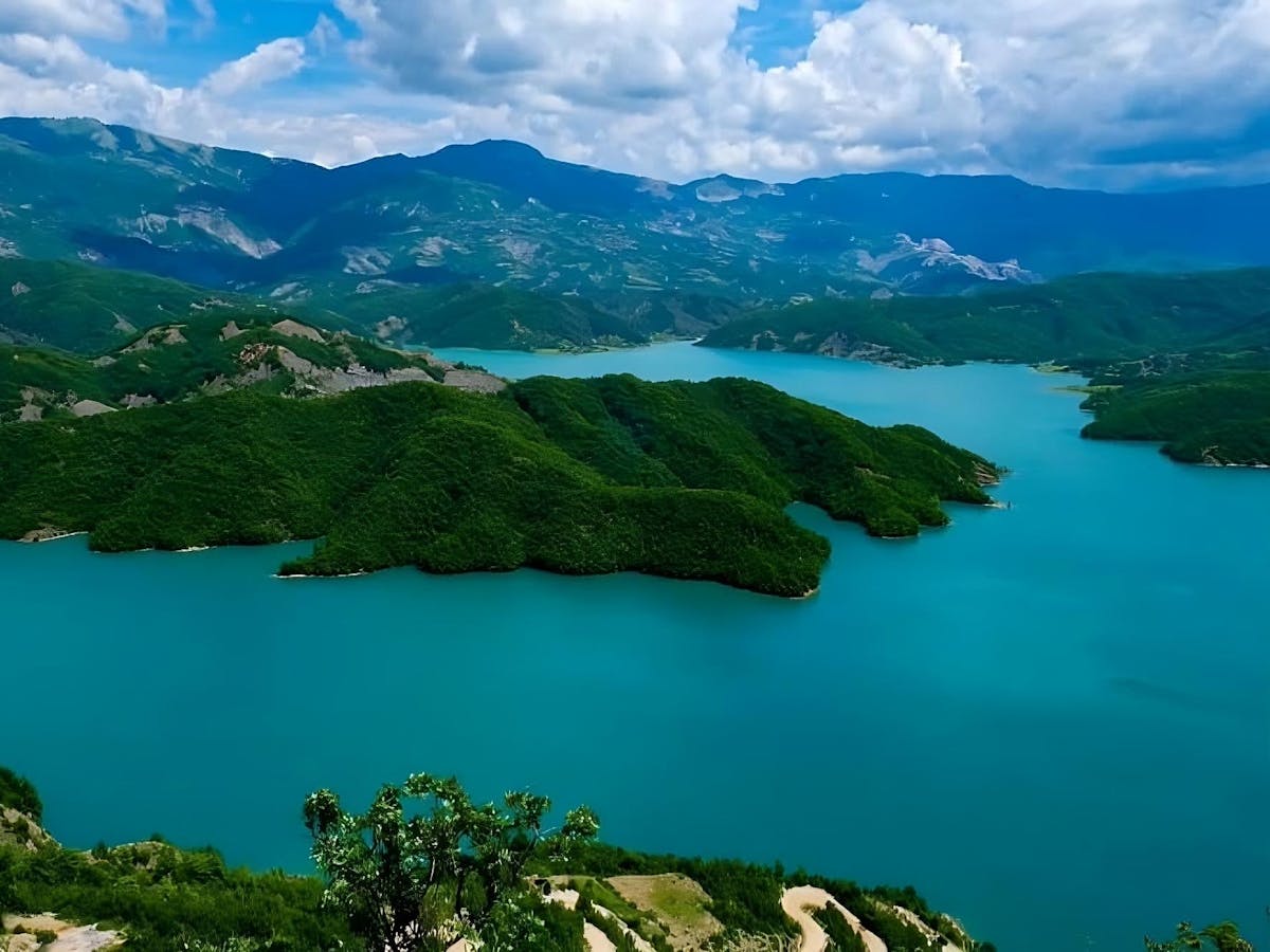 Ontdekkingstocht en trektocht door het Bovilla-meer vanuit Tirana