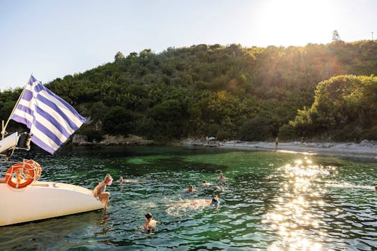 Excursion d'une demi-journée en catamaran autour de Thassos avec boissons