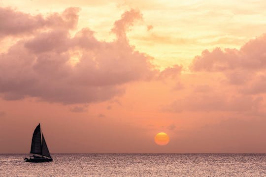 Crociera al tramonto dal porto di Gouves alla baia di San Giorgio a Creta