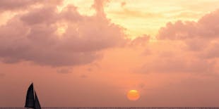 Cruzeiro ao pôr do sol do porto de Hersonissos até a Baía de St. George em Creta