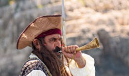 Piratenschiff-Abenteuer nach Sazan und Karaburun von Vlora
