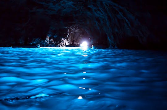 Día completo en barco por Capri con la Gruta Azul