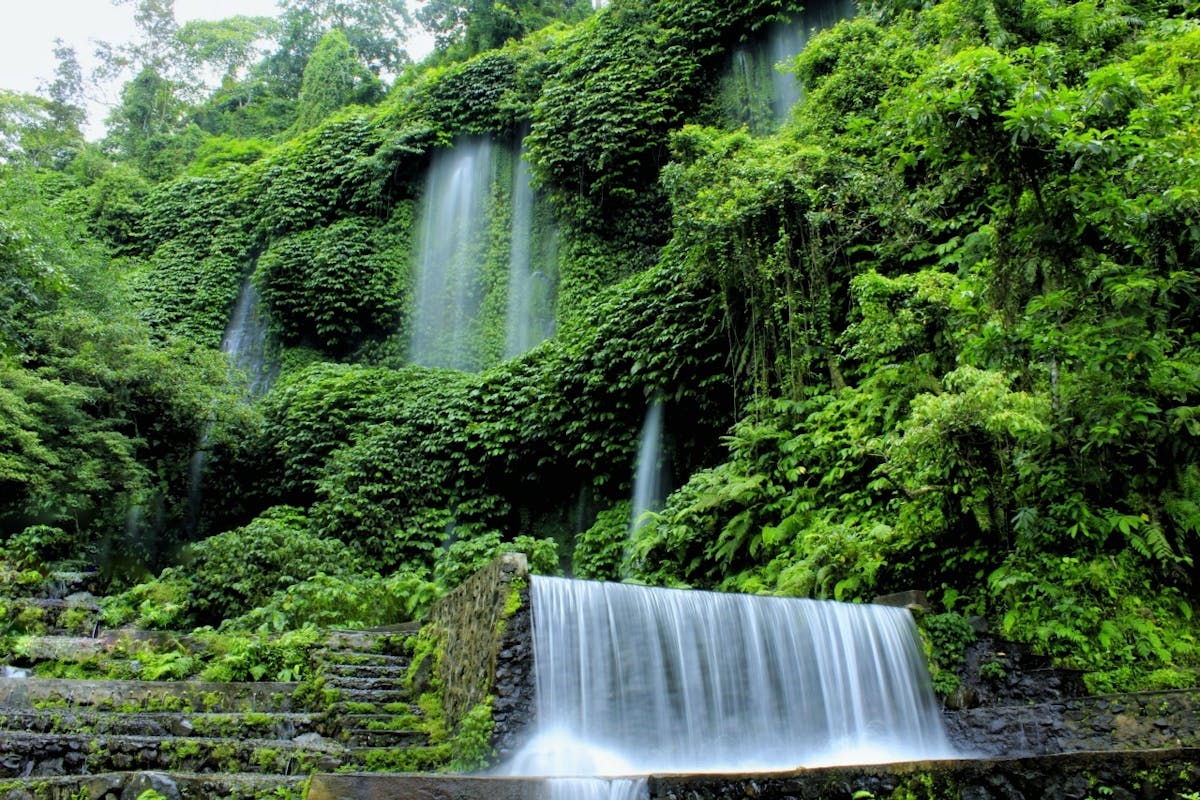 Waterval Benang Kelambu en raften op de rivier