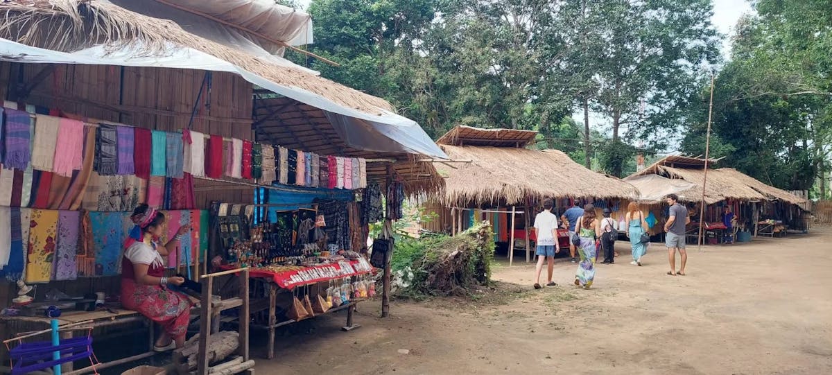 Noleggio di un pulmino per l'intera giornata, Chiang Rai e il villaggio di Long Neck