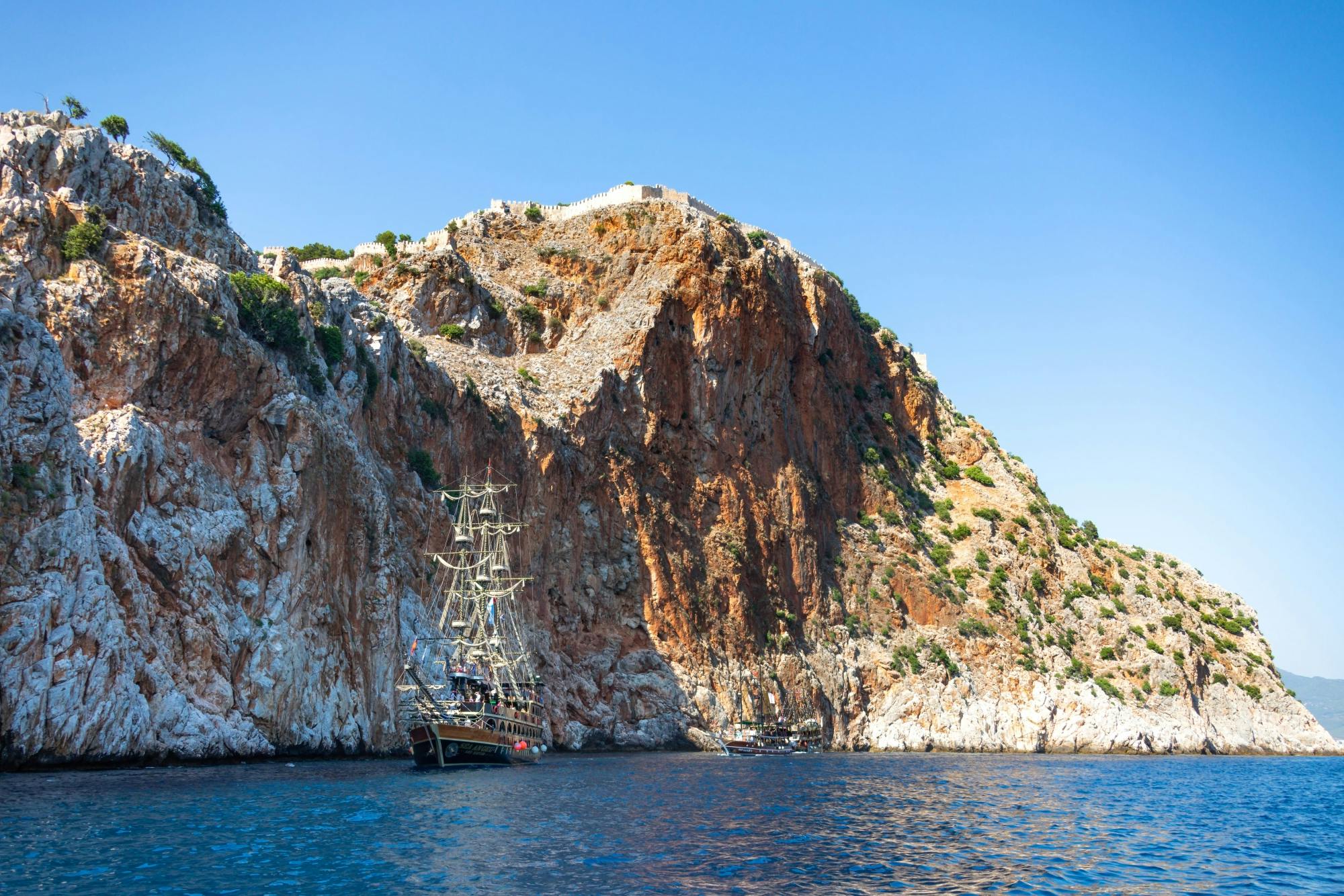 Alanya Castle and cave summer tour with cable car, lunch and boat trip